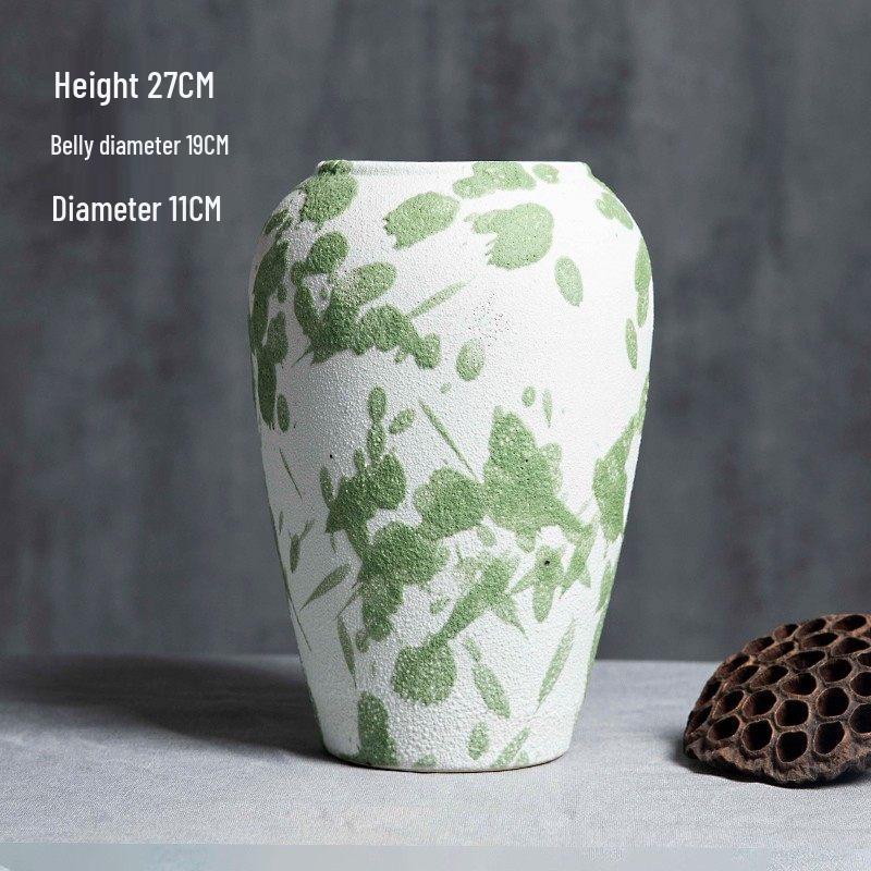 Керамическая ваза для цветов ручной работы с зелеными точками.