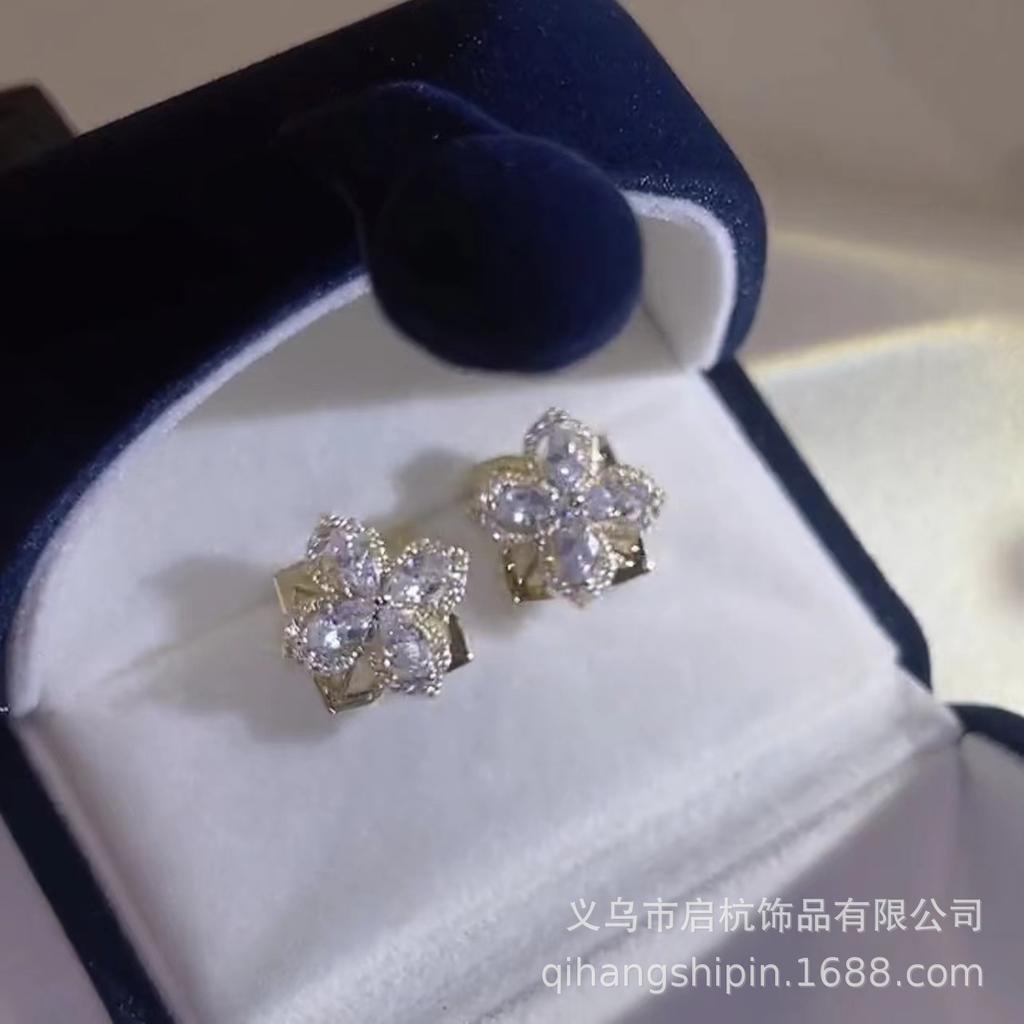 Rotatable Titanium Steel Four-Petaled Flower Necklace, Female Style Fresh And Simple Temperament Inlaid With Zircon Pendant Accessories