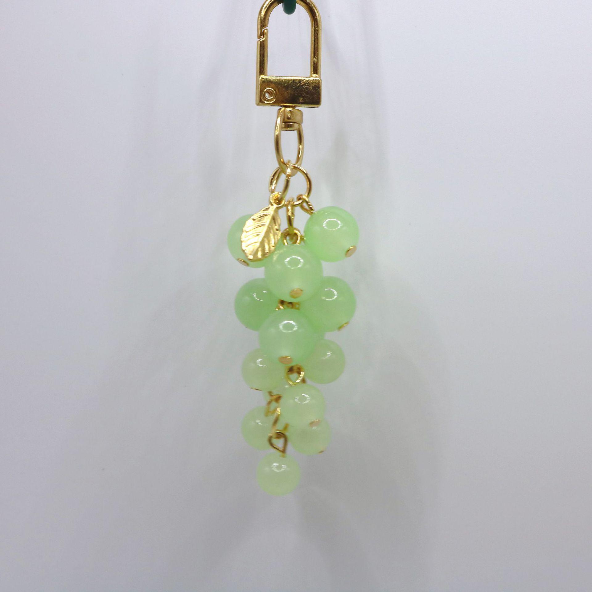 Брелок-подвеска ручной работы в виде винограда из бисера - Фиолетовый и зеленый стеклянный шарм для женских сумок