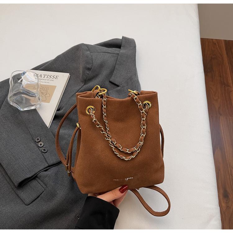 

Premium drawstring chain lucky bag bag women s 2025 new commuter portable tote bag simple shoulder messenger bag темно-коричневого кольору