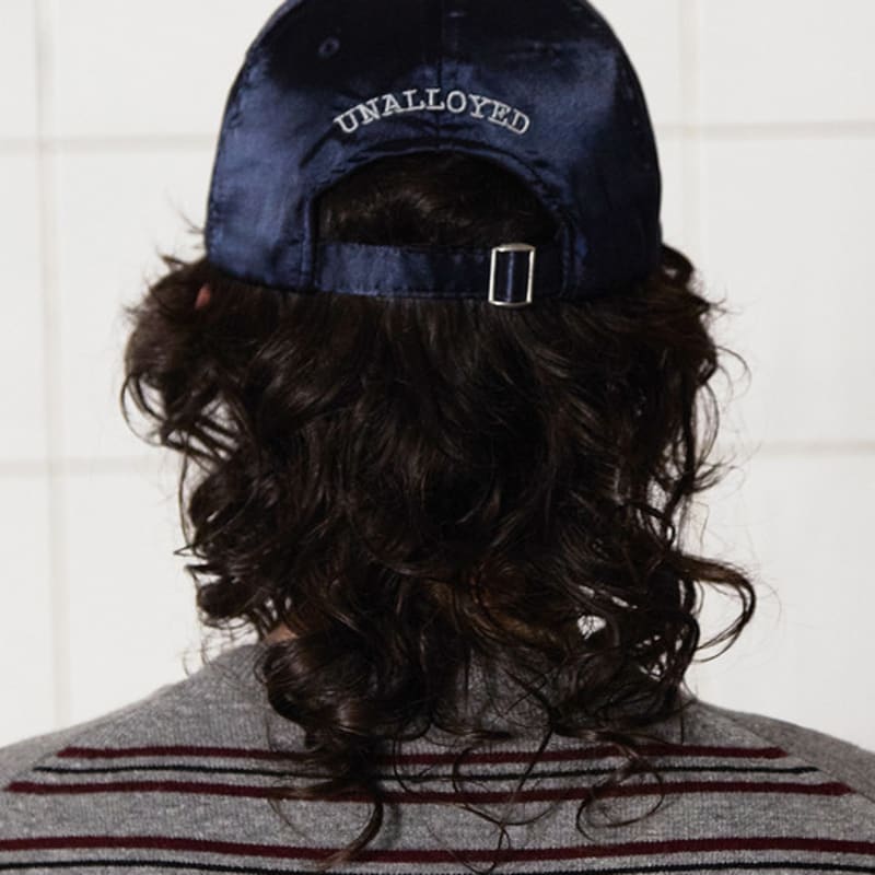 UNALLOYED UR LOGO SATIN CAP / NAVY