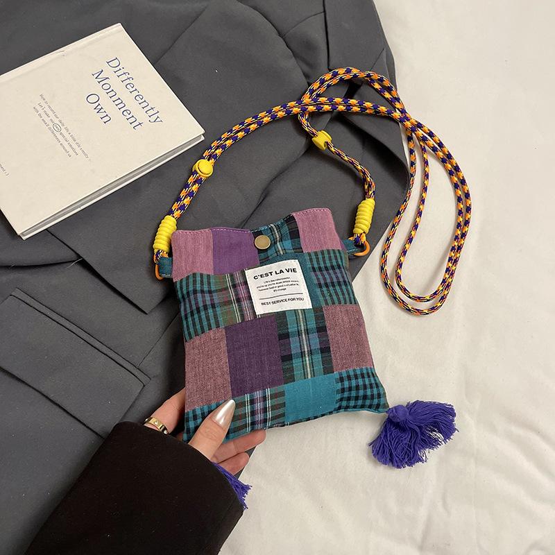 

2025 весна новый ретро литературный и художественный цветной клетчатый нишевый дизайн сумка для мобильного телефона мини-мессенджер маленькая сумка с бахромой
