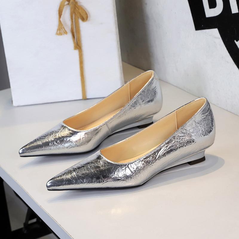 Pantofi de Banchet Retro Francezi la Modă cu Toc Pană Ascuțit Pentru Pantofi de Damă cu Temperament Metalic Modele Care Prind Mâna Gură Joasă Unici