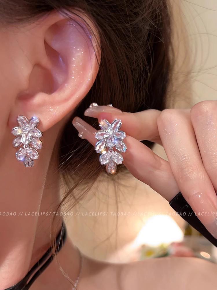 Elegante hochwertige Zirkonia-Ohrringe mit 925er Silberstiften - Damen-Leichtluxusschmuck für Frühling und Sommer