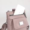 Bolso Cruzado Compacto de Nailon para Mujer – Diseño Ligero y Resistente al Agua con Placa Metálica con Logo y Múltiples Bolsillos, Ideal para el Uso Diario
