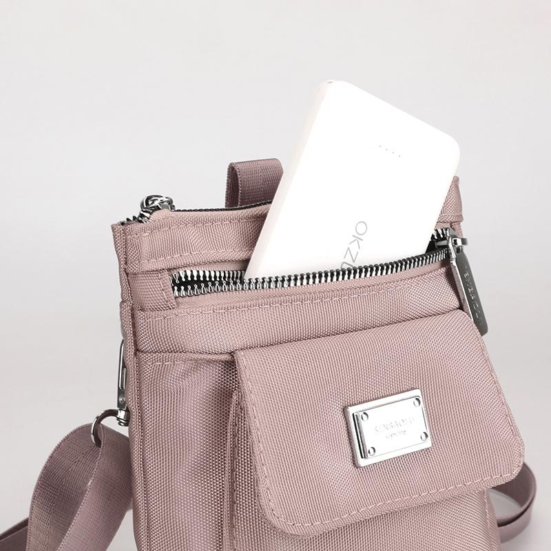 Bolso Cruzado Compacto de Nailon para Mujer – Diseño Ligero y Resistente al Agua con Placa Metálica con Logo y Múltiples Bolsillos, Ideal para el Uso Diario