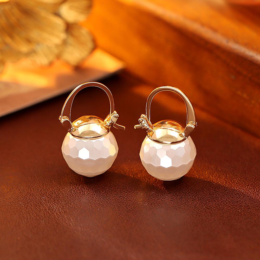 Элегантные жемчужные каффы: Модные, универсальные серьги-лампочки