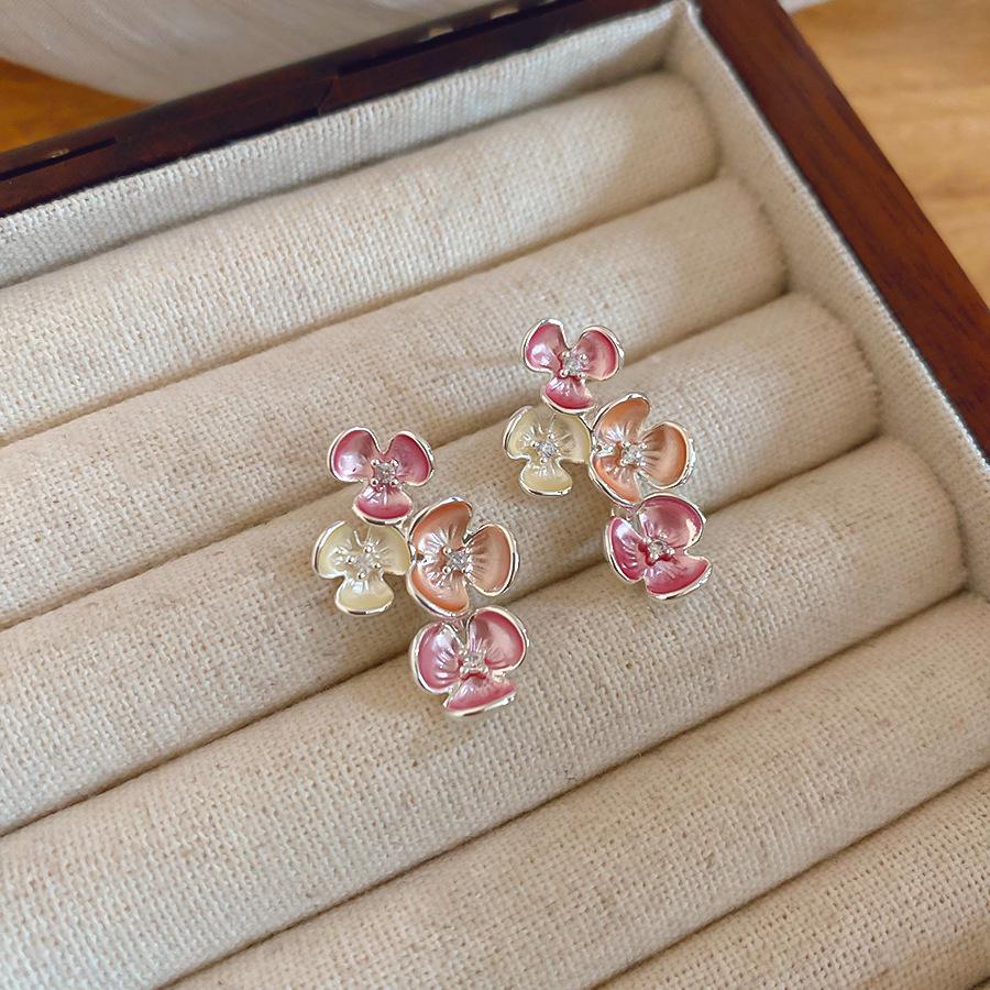 Seaside vacation wind gradual change oil painting wind petal stud earrings small fresh sweet earrings light luxury niche high sense earrings