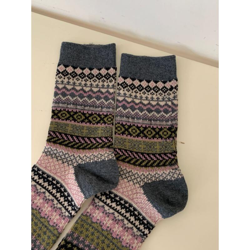 Autumn and Winter Socks: Women's Ethnic Style Thickened and Warm Combed Cotton Mid-calf Socks, Retro Style
