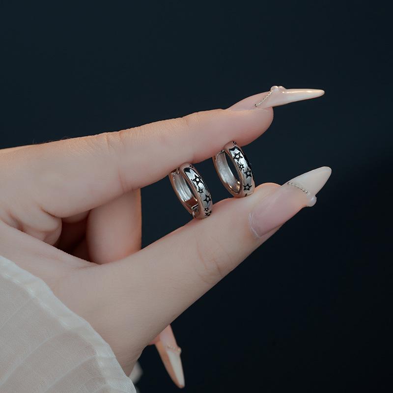 

Звезда пряжка серьги женские простые индивидуальные американские ретро геометрические круглые серьги темперамент простое кольцо черные серьги пентаграмма