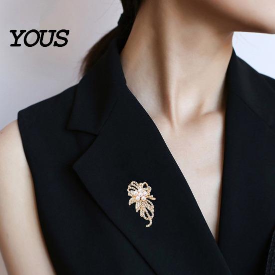 Elegant Lapel Pin Faux Pearl Rhinestone Flower Brooch, Electroplating Alloy for Fashion Brooch Accessory Women, Sweater Cardigan Coat Business