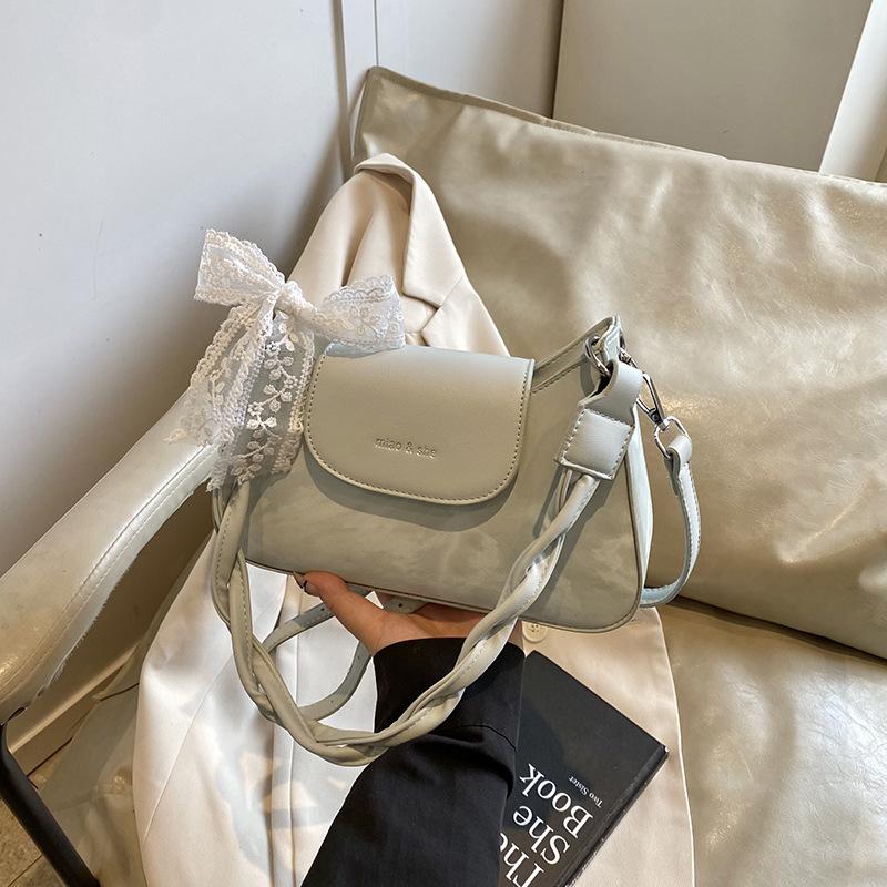 Niche design high-end underarm bag new fashion versatile shoulder messenger bag commuter baguette bag