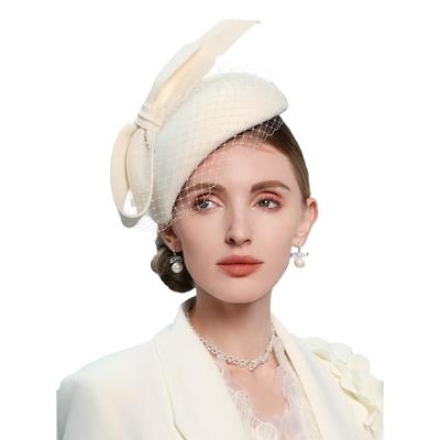 Kopfbedeckungen – Fascinators & Mini-Hüte