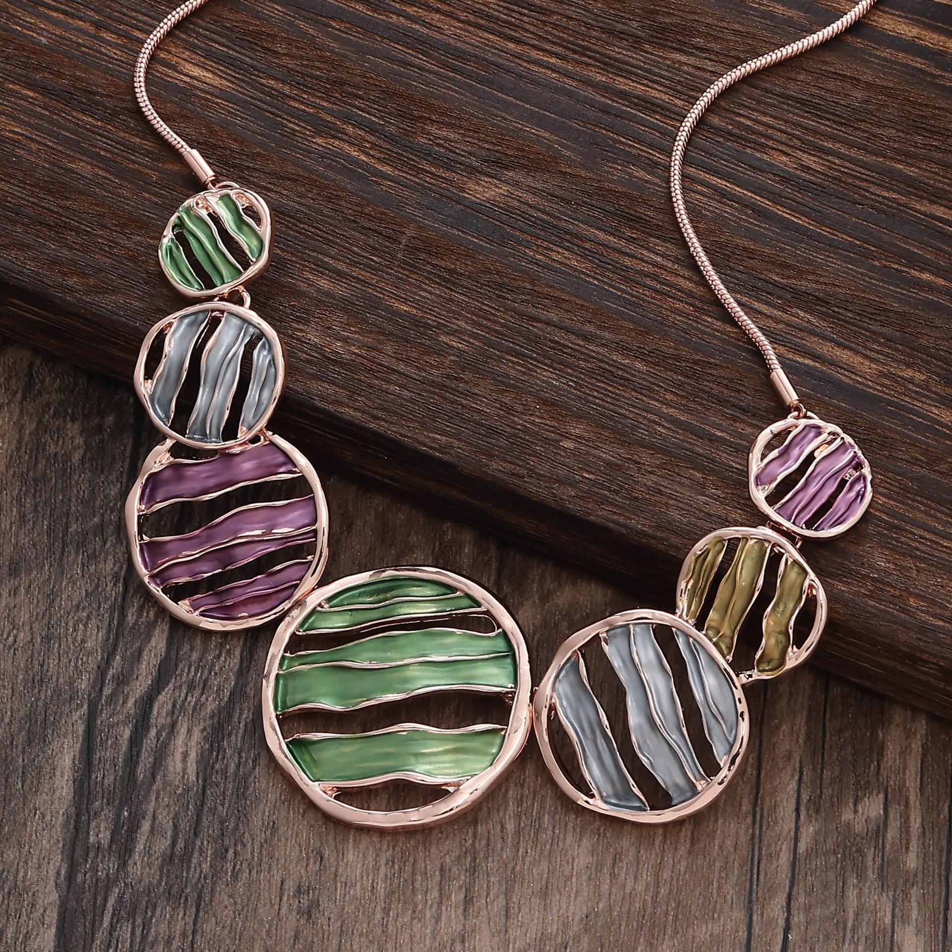 

Новое круглое полое ожерелье с нерегулярными полосками, нишевая женская сплавная шейная цепочка с масляной росписью