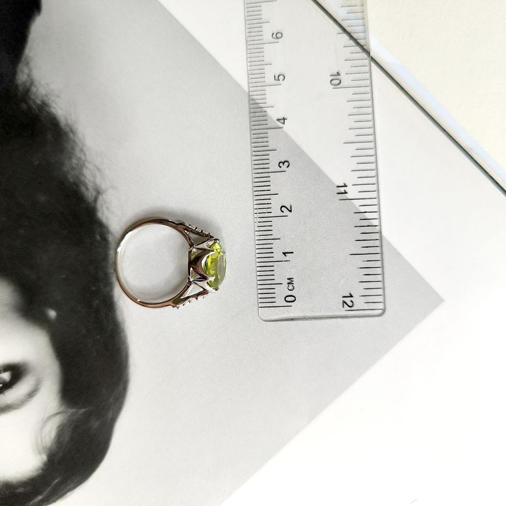 Серебряное кольцо с хризолітом, фианитами, вес изделия 3,94 гр (2174462)