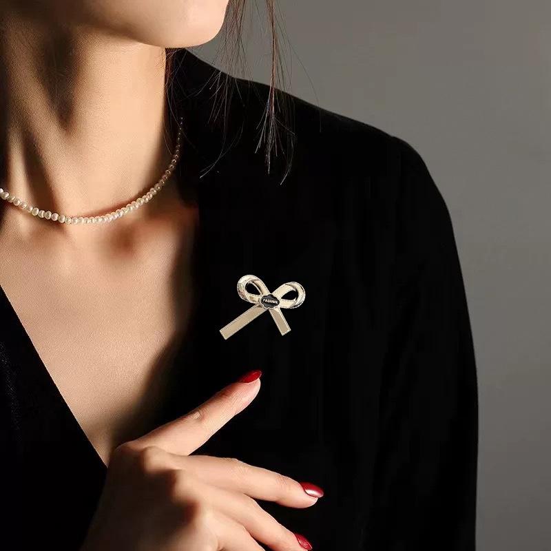Minimalist Bow & Letter Metal Brooch - Women's Fashion Accessory for Suits and Clothing.