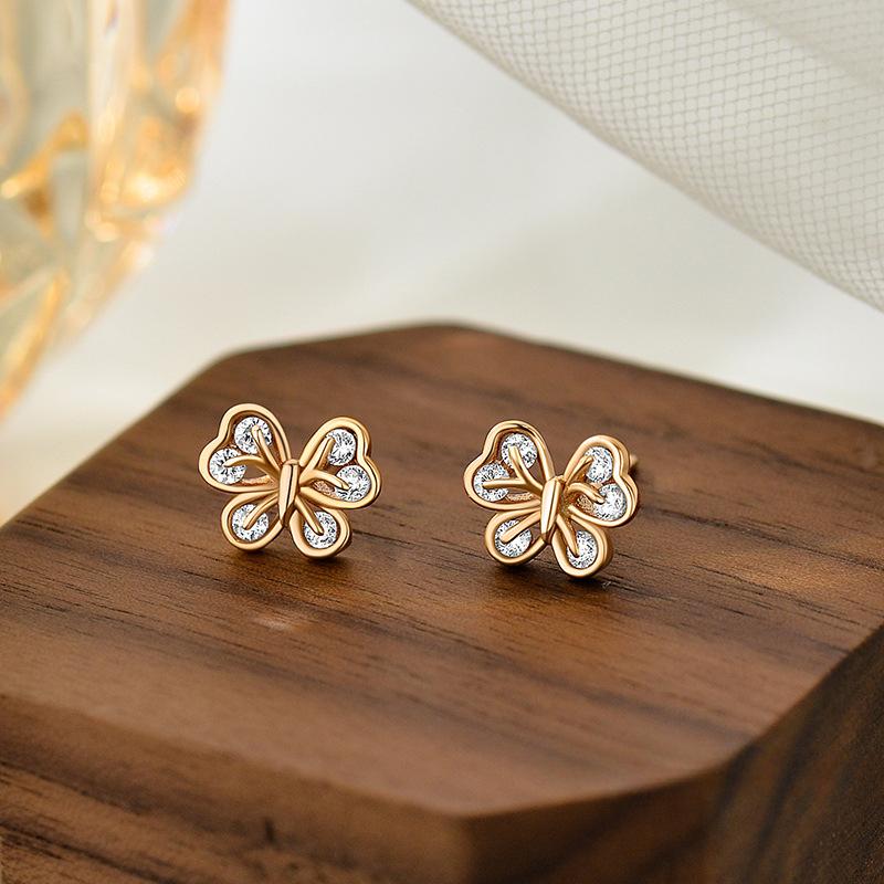 

Серьги-бабочки — маленькие, изысканные и элегантные серьги с нишевым дизайном и инкрустированными бриллиантами в подарок