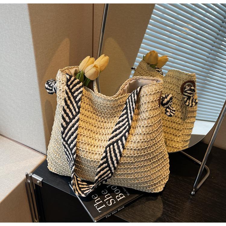 Boho Chic Large Woven Straw Tote Bag for Women Commuter Handbag Shoulder Bag, Perfect for Spring Outings, Beach Tote Bag
