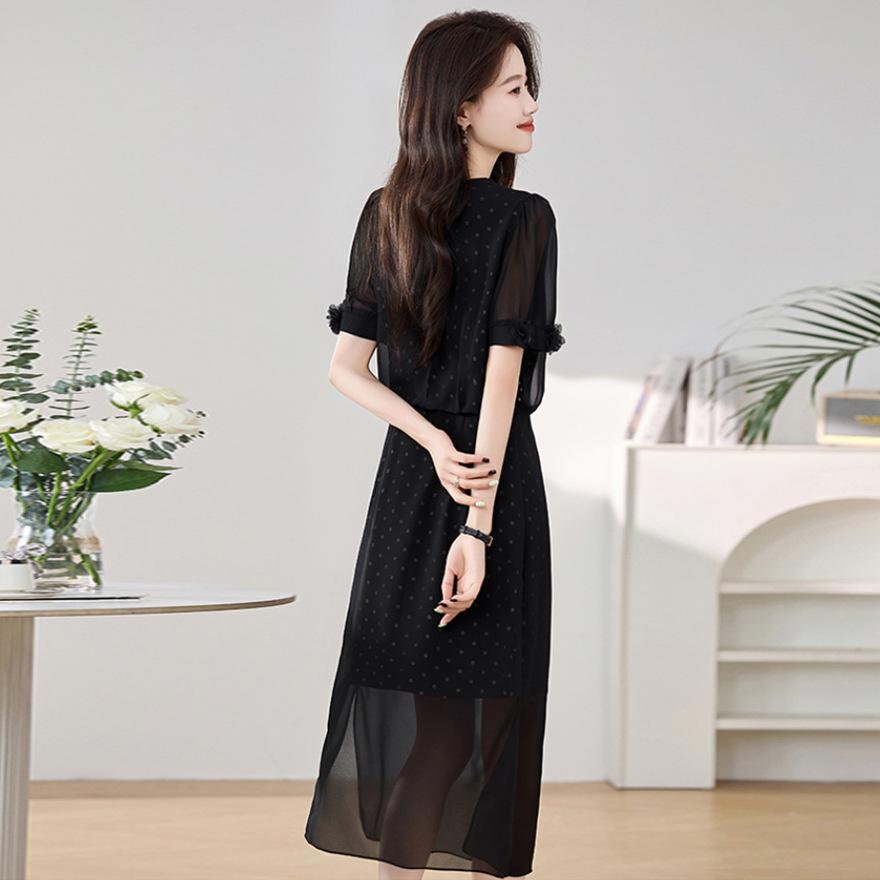 Polka dot dress women's new V-neck temperament covers the belly and shows the thin skirt trend