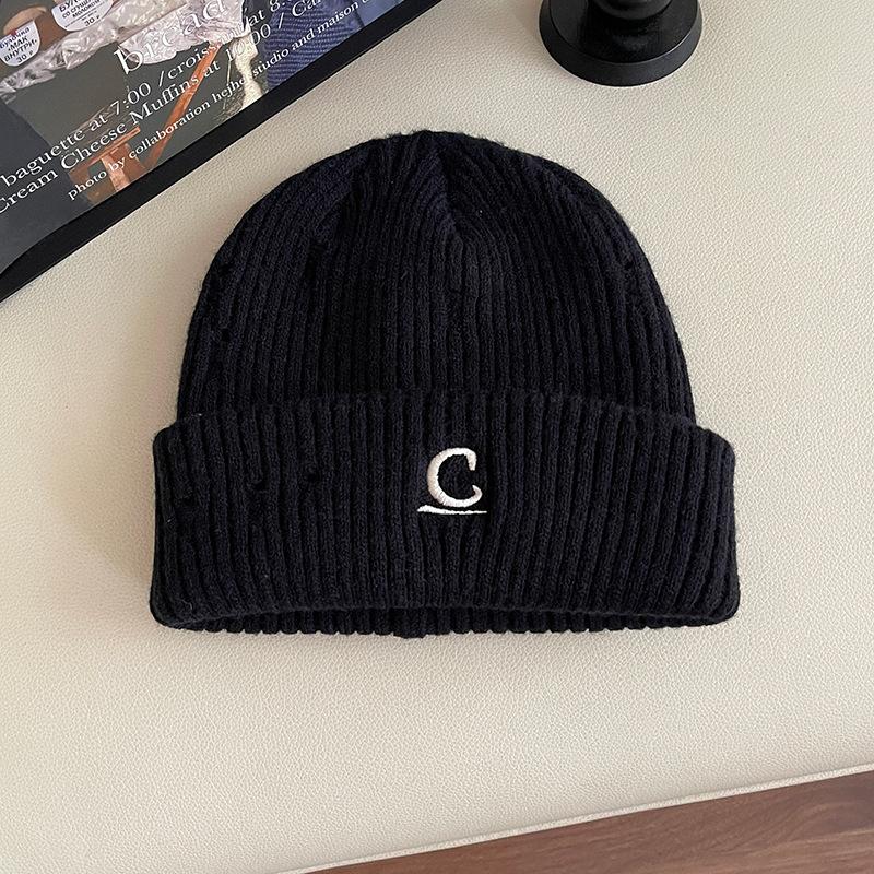 C-Buchstaben einfarbige Strickmütze Damen weich wachsartig verdickt warm Ohrenschutz Kältehut einfach vielseitig Wollmütze