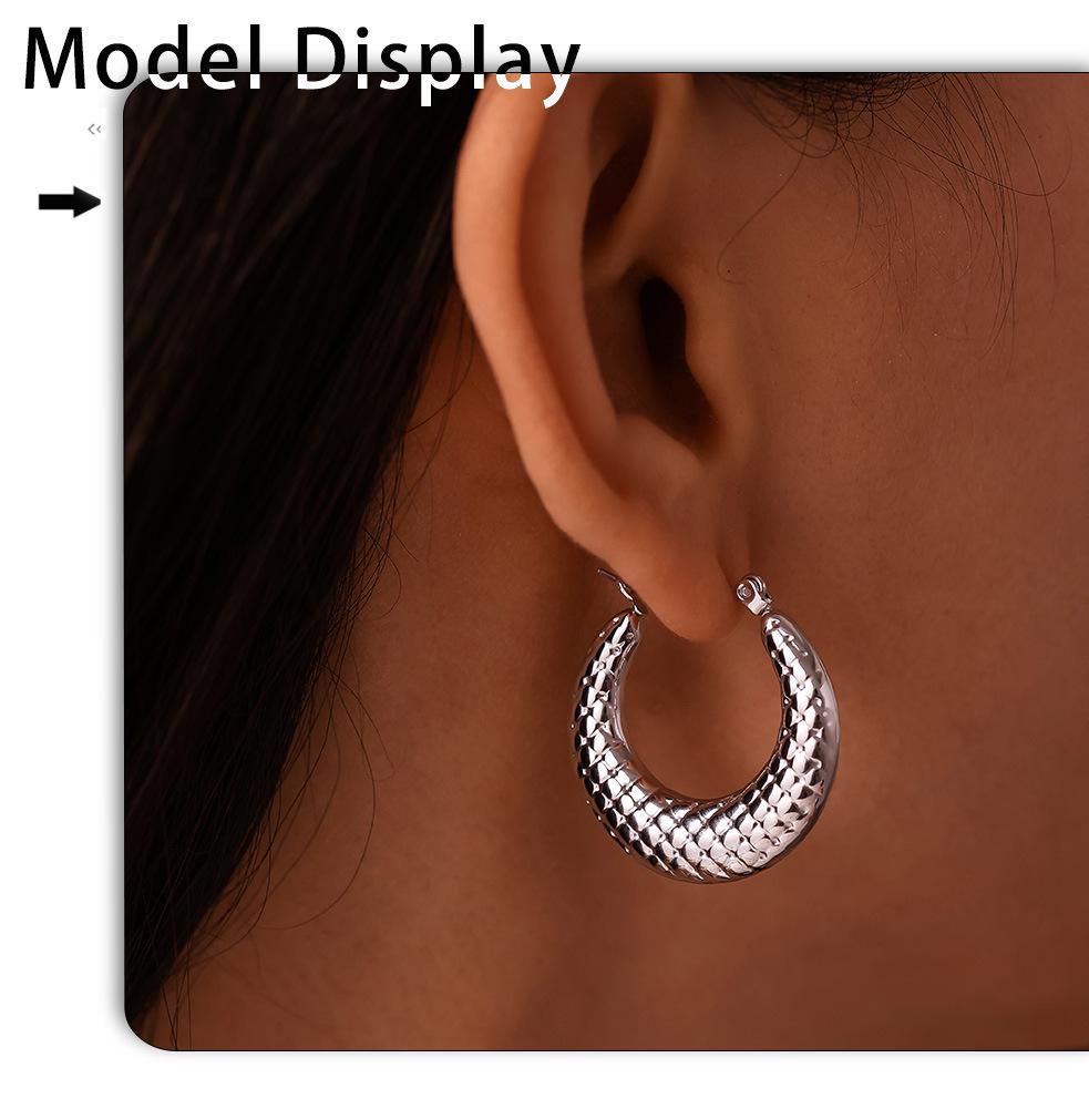 Qiong Yao 18k Gold-Plated Stainless Steel U-Shaped Earrings with Square Pattern - Elegant European & American Light Luxury Design
