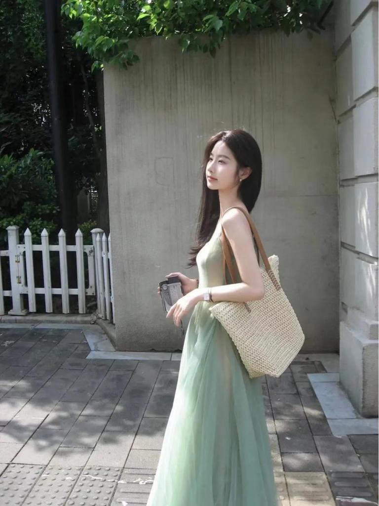 Elegant Summer Spaghetti Strap Dress: Slimming, Color-Blocked Mesh Design for a Unique, Sophisticated Look