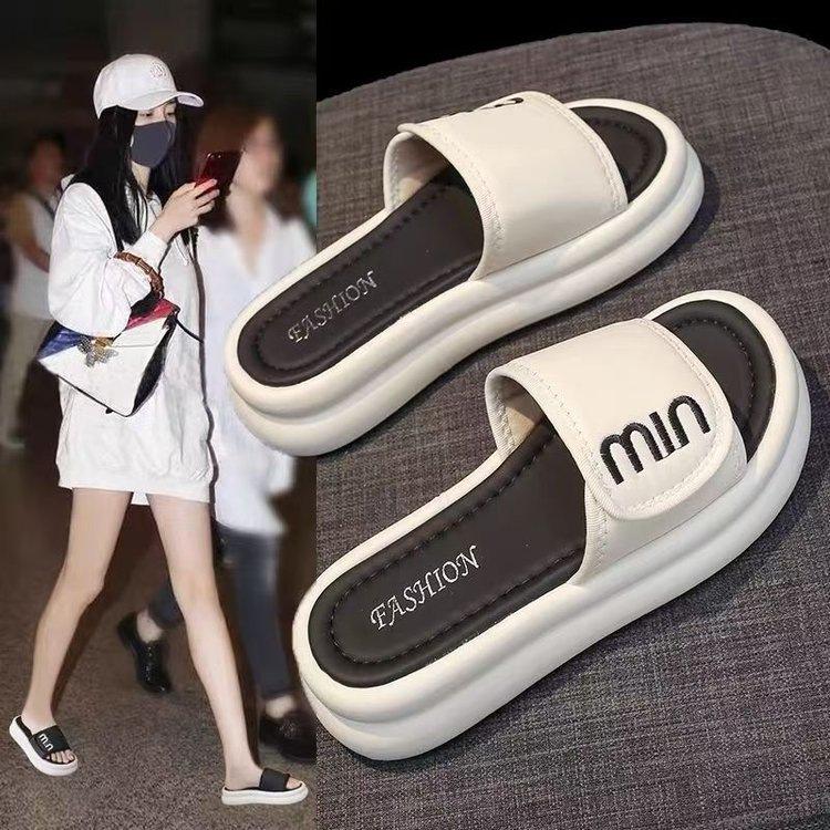 

Internet celebrity Xiaoxiangfeng casual slippers women s summer 2025 new outer wear muffin thick bottom one-word drag versatile ins sandals 40