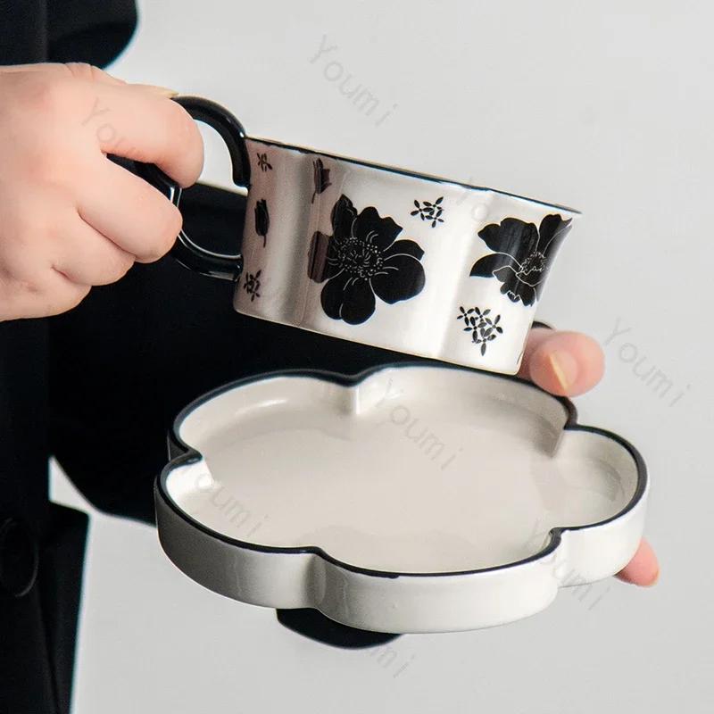 Tazas de café de cerámica de lujo ligeras, estilo retro, con flores exquisitas, para parejas, para el desayuno en casa, taza de leche de avena, taza de agua de alta gama para la oficina.