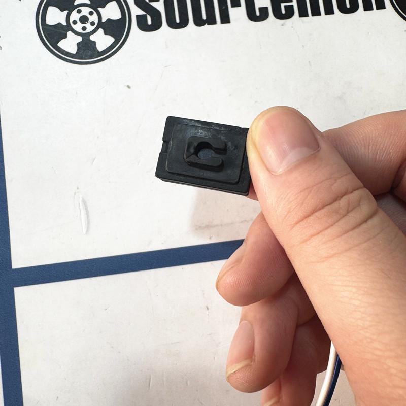 Совершенно новая кнопка-переключатель ручки передней двери для Hyundai Santa Fe 2013- 826582W710 82658-2W710