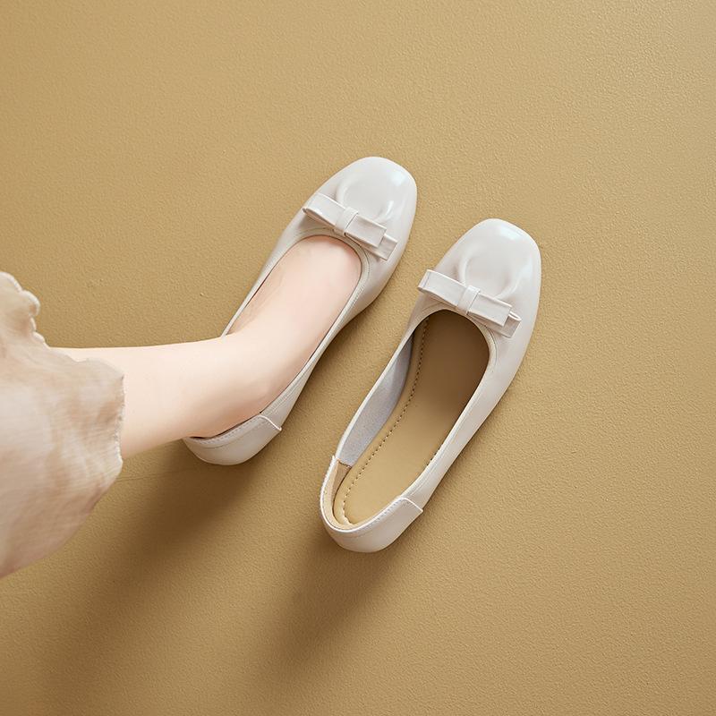 2025 Autumn New Leather Mother Shoes Women's Flat-soled Korean Version Casual Shoes Women's One-pedal Solid Color Light Mouth Doudou Shoes