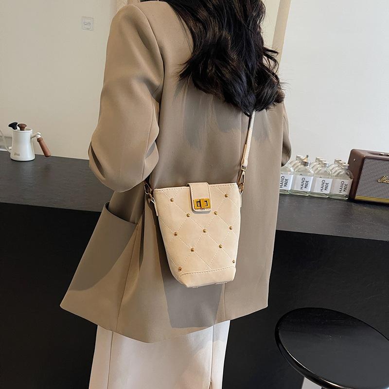 This year, rivet bags, plaid hand-held bucket bags, shoulder bags, messenger bags, lock chains, and small fragrant small bags are popular.
