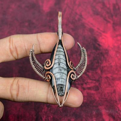 Orthoceras Fossilienschmuck Anhänger Kupferdraht umwickelter Anhänger Stiergesicht Form Anhänger Edelstein Kupfer Schmuck Handgemachter Einzigartiger Anhänger Geschenke für Mama