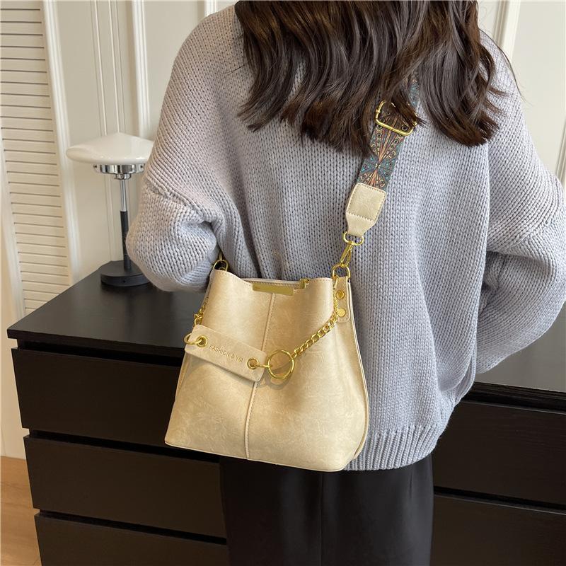 Large capacity bag women 2025 new trendy fashion shoulder messenger bag versatile portable bucket bag simple handbag