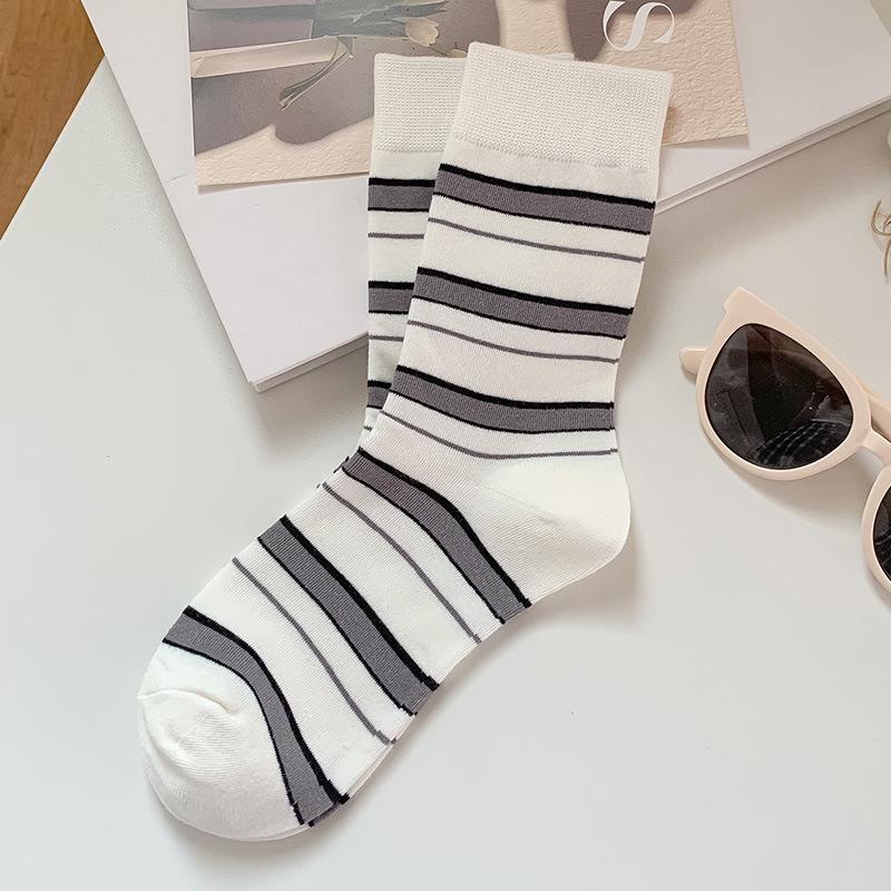 25 New Autumn/Winter Japanese Anti-Pilling Striped Cotton Mid-Calf Socks - Trendy College Style Colorblock for Women.