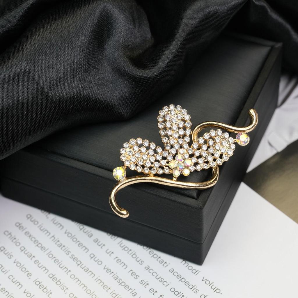 Retro Flower Pearl & Diamond Alloy Brooch Pin