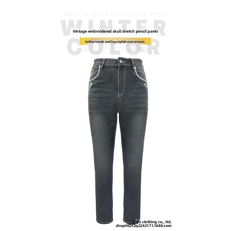 Damenjeans mit Streetstyle-Strasssteinen, dehnbar, schmal geschnitten, besticktes Totenkopf-Design, gerade Hosenbeine