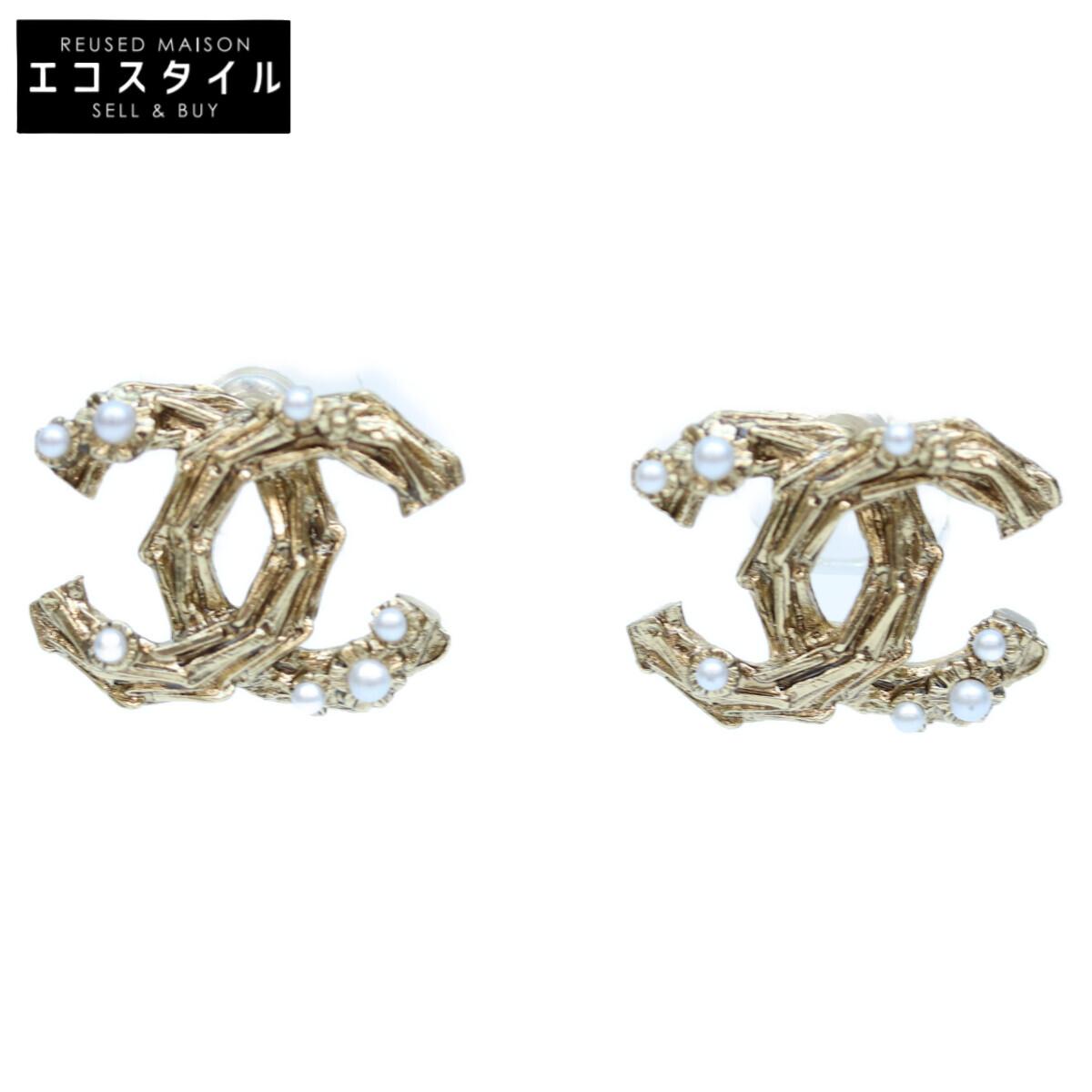 

CHANEL 14P Gold Plated Pearl CC Logos Earring earring goldUsed