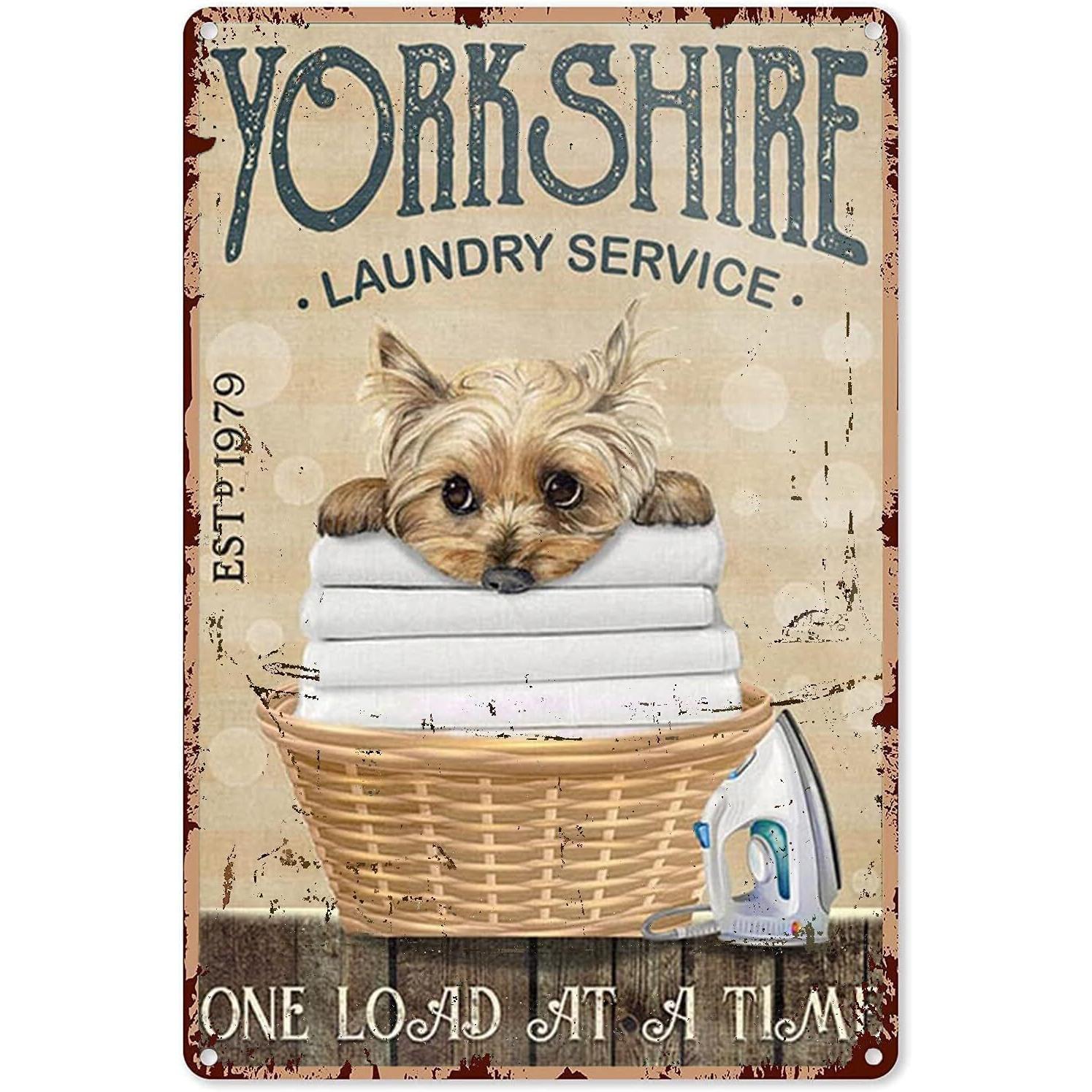 Винтажная металлическая жестяная вывеска Yorkshire Laundry Service Ретро 1950-х годов в стиле дайнера Железное настенное искусство с собакой йоркширским терьером Прачечная М 20x30cm（7.8x11.8inch）