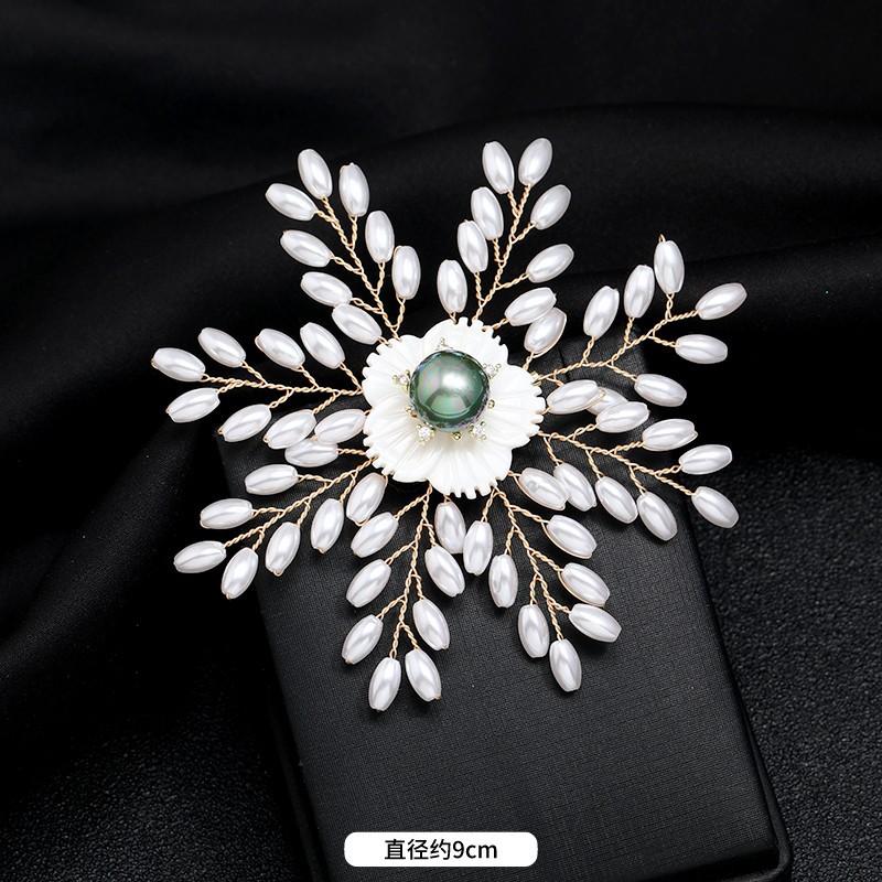 Handmade high-end temperament luxury pearl snowflake brooch women's high-end sense elegant corsage coat pin accessories