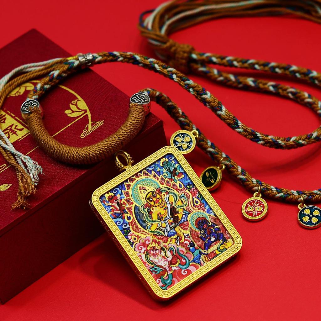 Tibetische Thangka Gelbe Jambhala Anhänger Halskette mit sechsarbigem weißen und roten Jambhala Design
