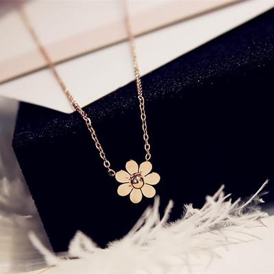 Koreanische Titanstahl-Gänseblümchen-Anhänger-Halskette - Einfaches und vielseitiges Damen-Accessoire