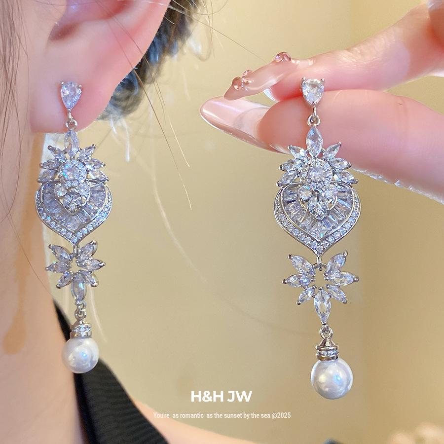 Silver Needle Leaf Love Diamond Set Hollow Pearl Earrings European and American Niche High-end Stud Earrings Fashion Temperament Earrings Women