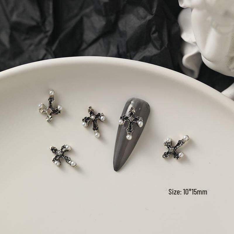 Saturn Queen Mother Cross Nail Art: Argint retro cu perle și accente de diamant