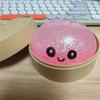 Lesklá squishy hračka ve tvaru knedlíku plněná třpytkami s dárkovou krabičkou, měkká mačkací senzorická hračka, sběratelský dárek pro fanoušky squishy pro úlevu od stresu