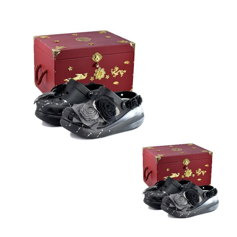 

Crocs Classic сабо NR Весенняя роза Сладкий и Крутой Удобный Легкий Аромат Вышивка Подарочная коробка Обувь с отверстиями Унисекс Черный и Серебристый 43-44