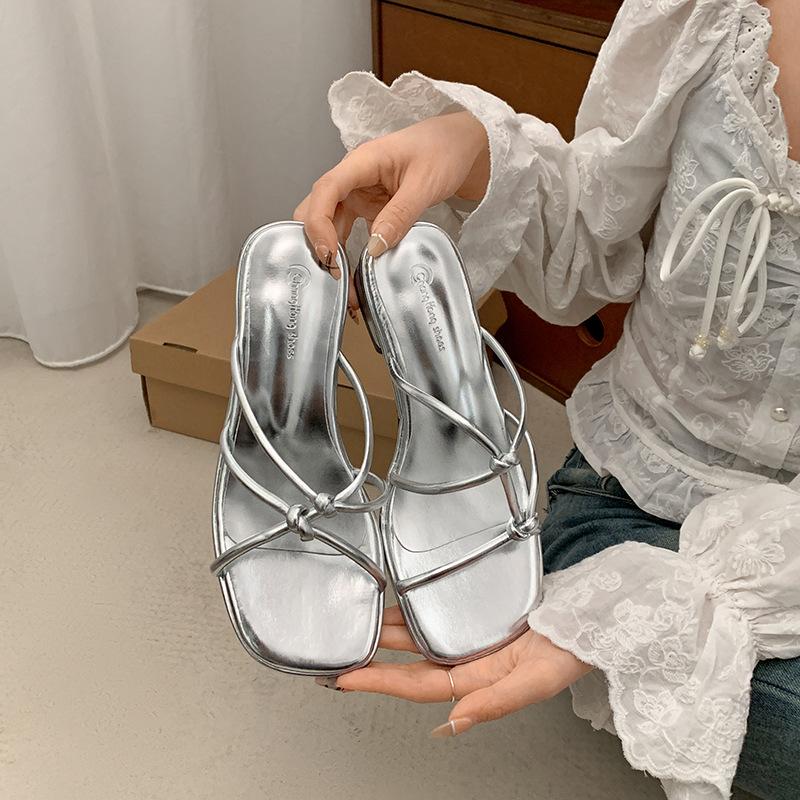 

Silver popular retro one-word thick-heeled slippers women s summer wear 2025 new high-end versatile cool slippers 40 серебряный