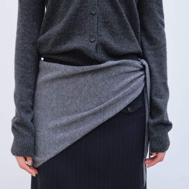 

sutto Wool Triangle Scarf (Gray) Gray