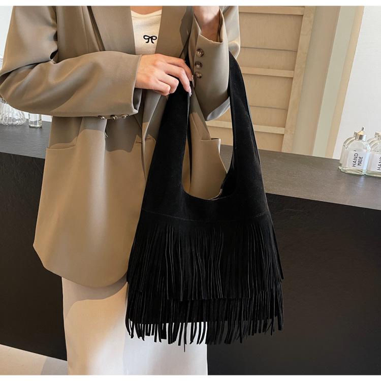 2024 Nová střapcová velkokapacitní měkká povrchová lenivá taška do podpaží, módní všestranná taška přes rameno pro ženy