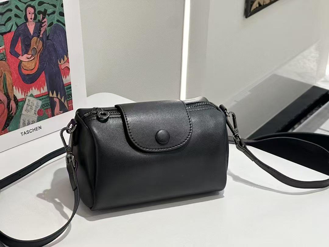 

Genuine Leather Women s Cylindrical Crossbody Bag - Spring/Summer 2025 Light Luxury Collection Length 19cm, Base Width 11cm, Height 11cm