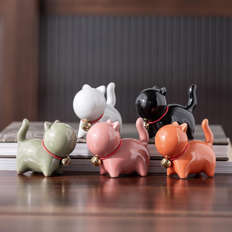 Eine kleine niedliche Katze im chinesischen Stil als Teehaustierfigur mit einem Keramik-Katzenpinselständer